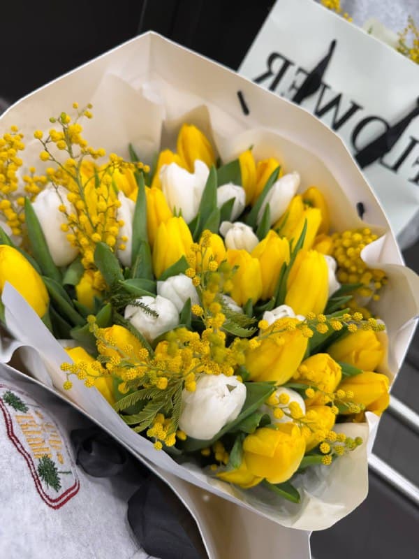 Żółte i białe tulipany z mimozą